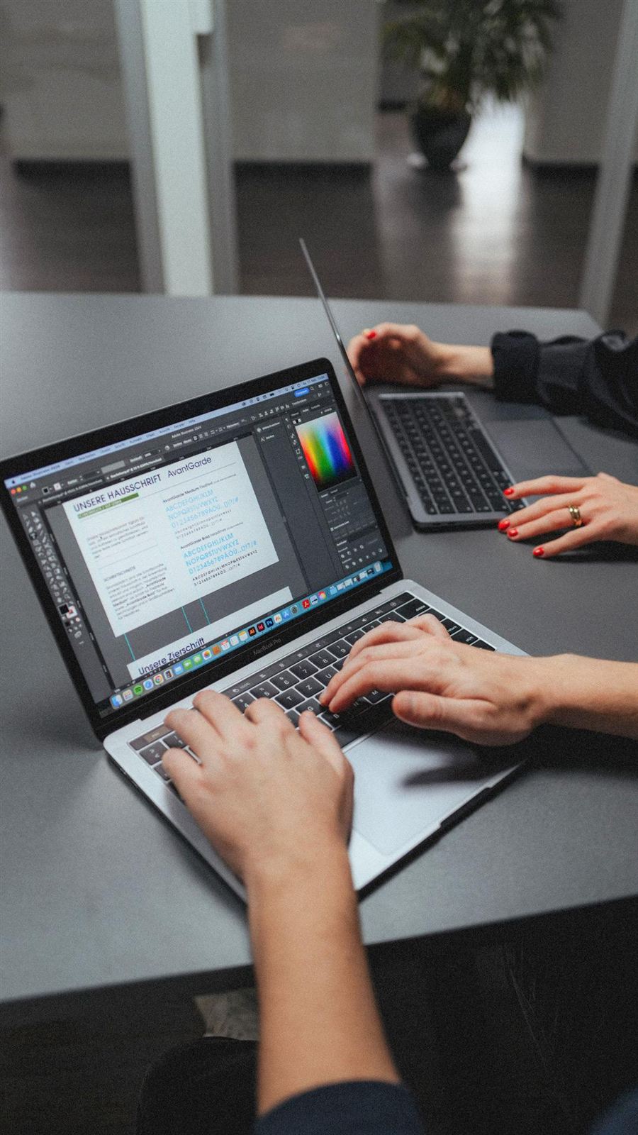 Am Laptop wird eine Hausschrift für einen Kunden aufgesetzt